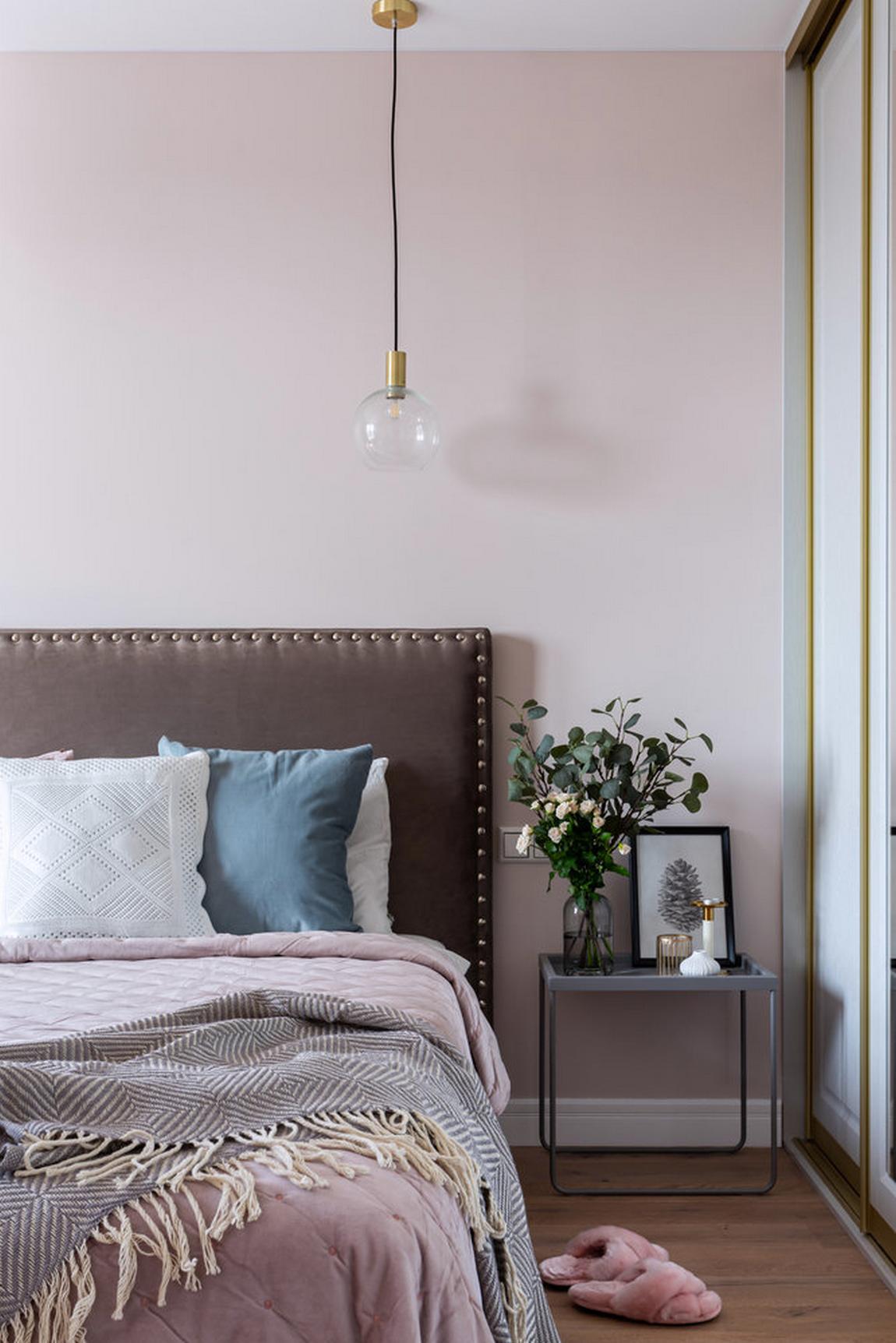 Táp đầu giường có thiết kế cực kỳ đơn giản, đủ để một lọ hoa tươi xinh xắn, nến thơm, khung ảnh, điện thoại,... Phía trên là đèn thả trần hình cầu bằng thủy tinh bởi những chi tiết mạ vàng đồng sắc sảo.