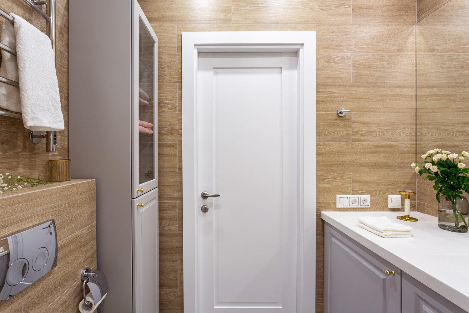 Phòng tắm và nhà vệ sinh lựa chọn gam màu trắng, xám và gỗ tự nhiên để tạo nên vẻ đẹp trang nhã giống như một spa tại gia tiện nghi. 