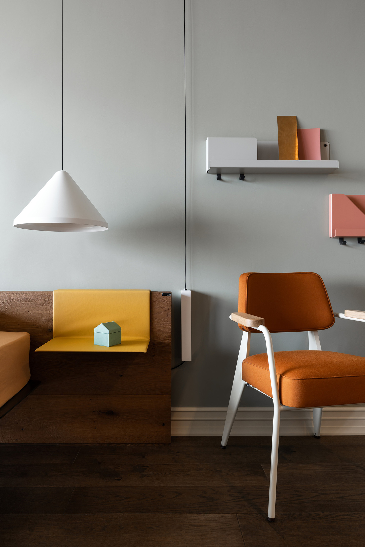 Những mẫu kệ trong bộ sưu tập mới ra mắt của Rina Lovko Studio cho phép người sử dụng có thể gắn lên tường, treo trên ghế,... đơn giản mà tiện ích, thể hiện rõ sự linh hoạt trong nhiều không gian của các thiết kế.