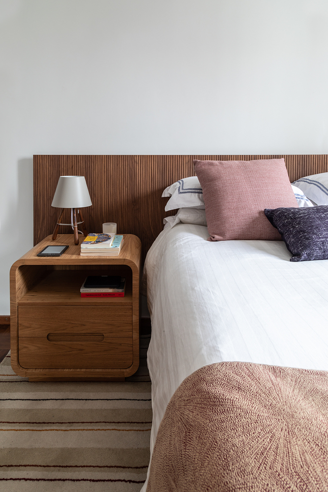 Đầu giường bằng vật liệu gỗ tự nhiên, mộc mạc không chỉ thân thiện với môi trường mà còn tạo cảm giác vững chãi như đang chở che, bảo vệ giấc ngủ của bạn.