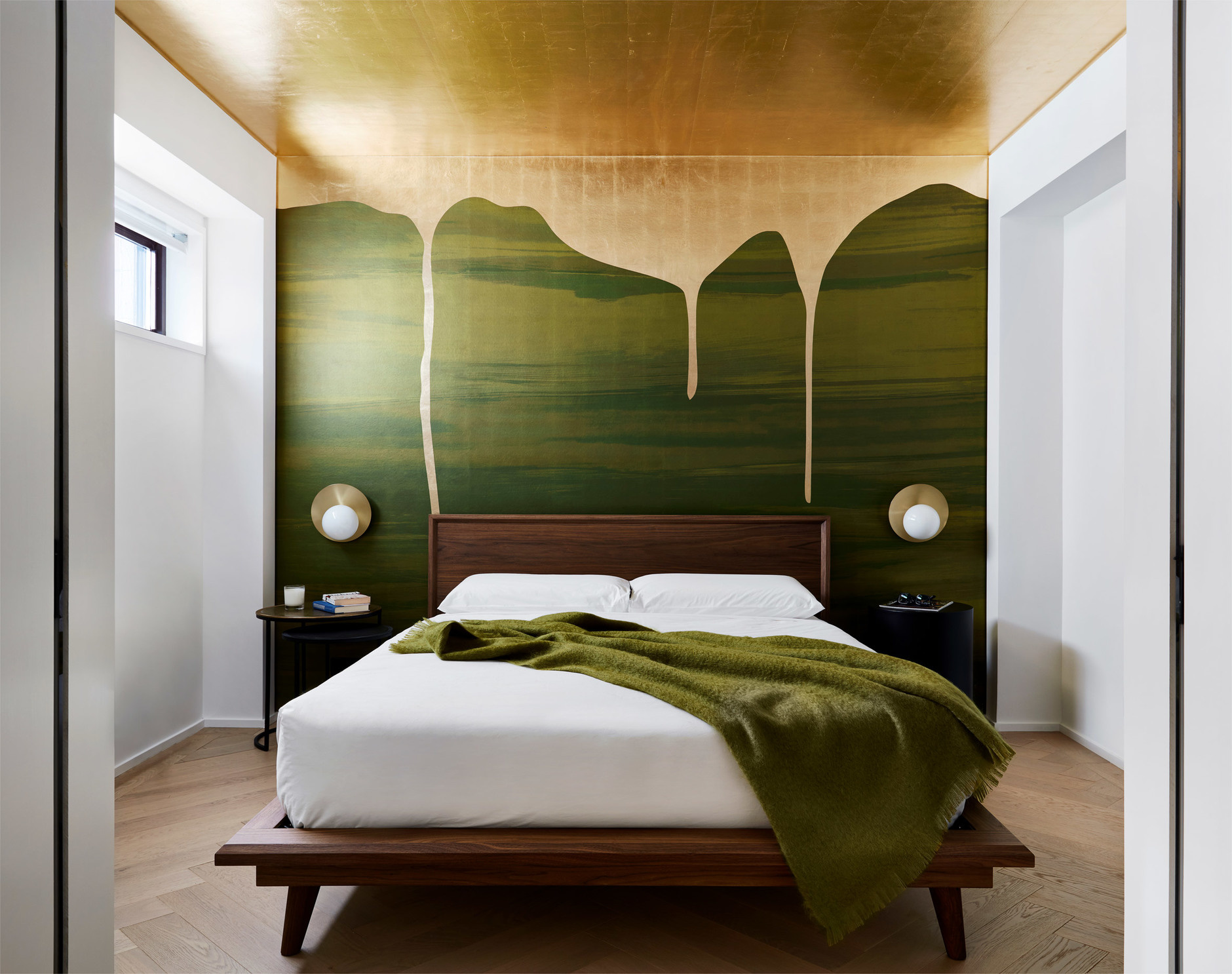 Theo quan niệm phong thủy, đầu giường bằng gỗ, hành Mộc là lựa chọn phù hợp hơn hẳn so với kim loại vì nó mang đến sự ấm áp, khác với sự lạnh lẽo của hành Kim.