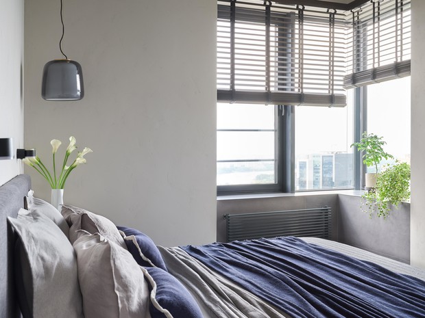 Đặt giường ngủ gần cửa sổ để đón làn gió mát lành mỗi tối và tia nắng ấm mỗi sớm mai.