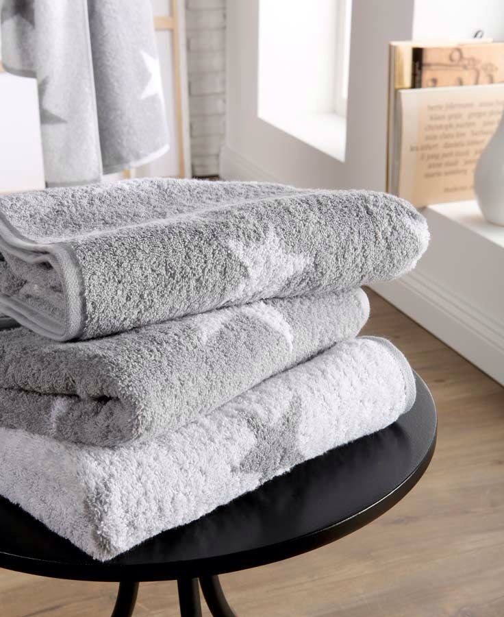 Khi nước bay hơi, những chiếc khăn sẽ làm tăng độ ẩm và làm mát không khí trong phòng của bạn một cách tự nhiên.