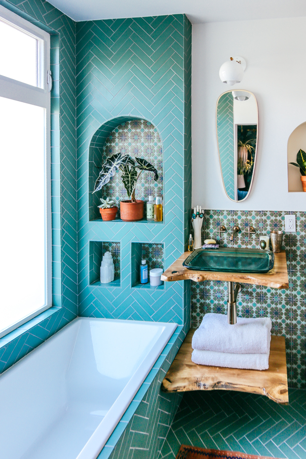 Phòng tắm sau cải tạo với phong cách, nội thất, phụ kiện và bảng màu xanh ngọc tạo nên cảm giác mướt mắt, bước chân vào rồi sẽ chẳng muốn rời đi!