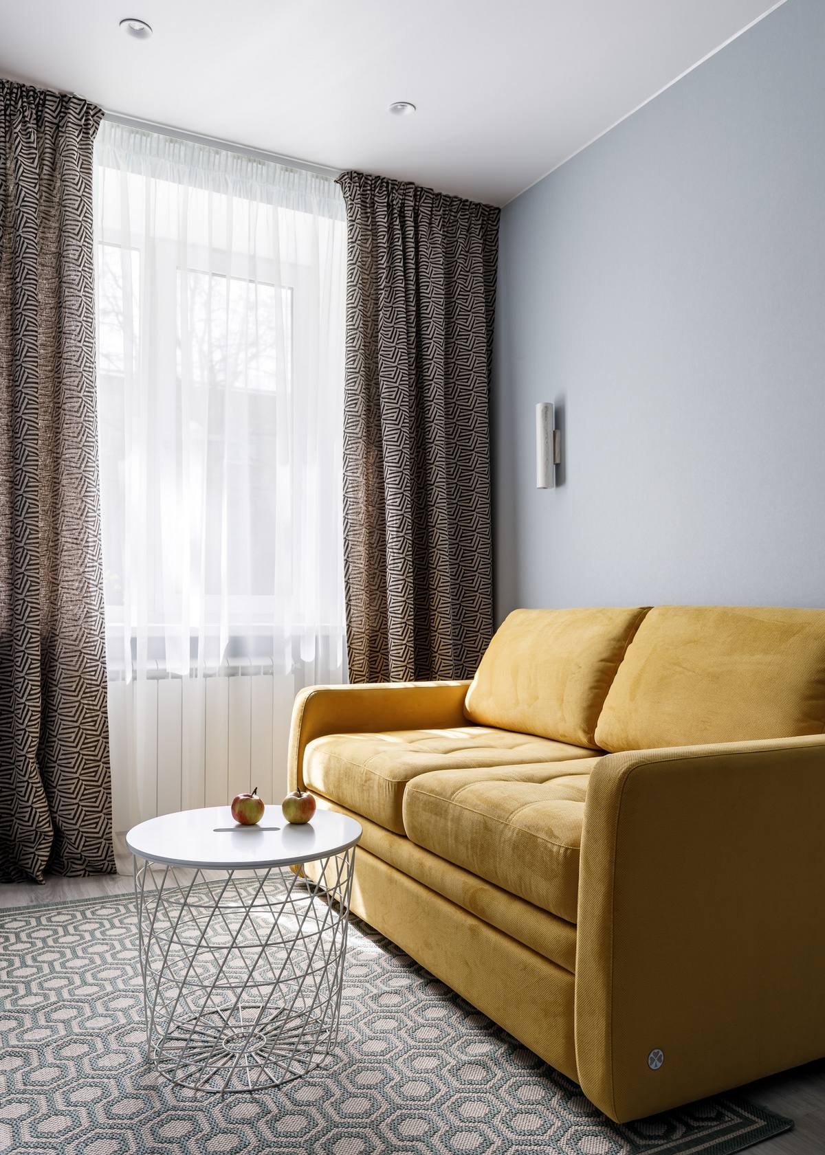 Chúng ta đã tham quan phòng khách chính với sofa màu xanh lam đậm nổi bật thì bây giờ sẽ là căn phòng phụ, kiêm nhiệm 1 lúc 2 vai trò: Vừa là phòng khách phụ vừa là phòng ngủ với chiếc sofa bed (sofa kết hợp giường ngủ) sắc vàng mù tạt tuyệt đẹp.