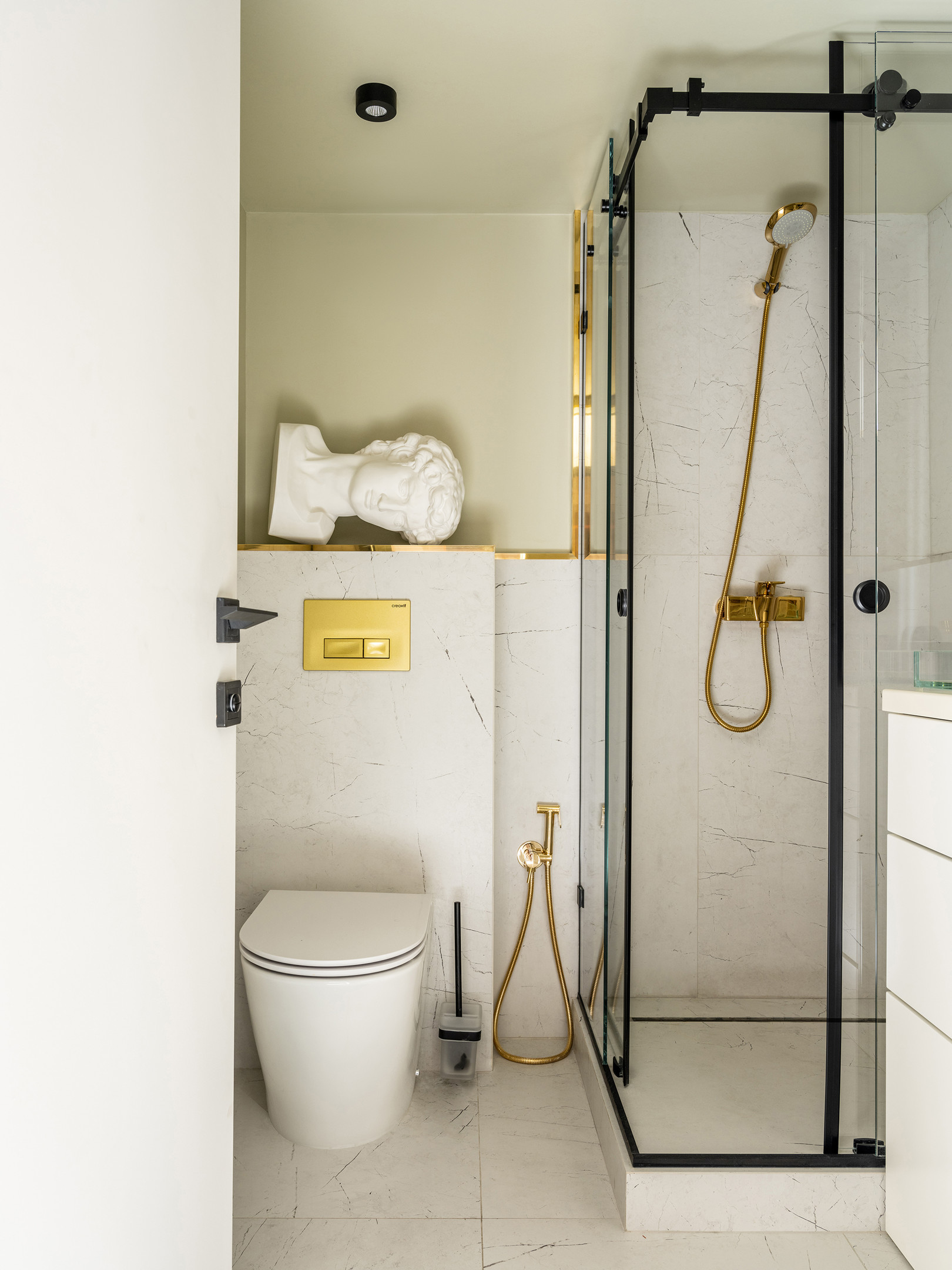 Hệ thống vòi sen, vòi xịt nước hay nút xả bồn toilet bằng đồng thau phản chiếu ánh sáng lấp lánh trên bề mặt tạo cho phòng tắm thêm quyến rũ.