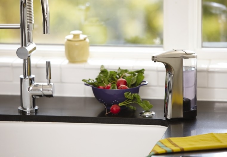Một sản phẩm đựng nước rửa bát trong suốt, có phần tay ấn tiện dụng sẽ tạo cho khu vực bồn rửa sự sang chảnh hơn.