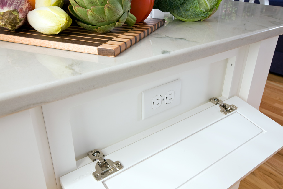 4 giải pháp sáng tạo giúp "tạm biệt" những ổ điện vướng víu trong phòng bếp