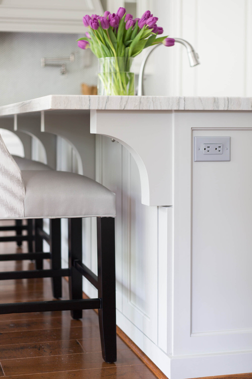 Hệ thống ổ điện tích hợp ở mặt bên của đảo bếp là cách hay, nên chọn ổ điện đồng màu với màu sơn của nội thất.