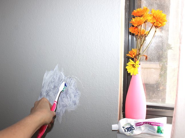 Bất ngờ với 5 công dụng làm sạch nội thất và đồ cá nhân từ kem đánh răng