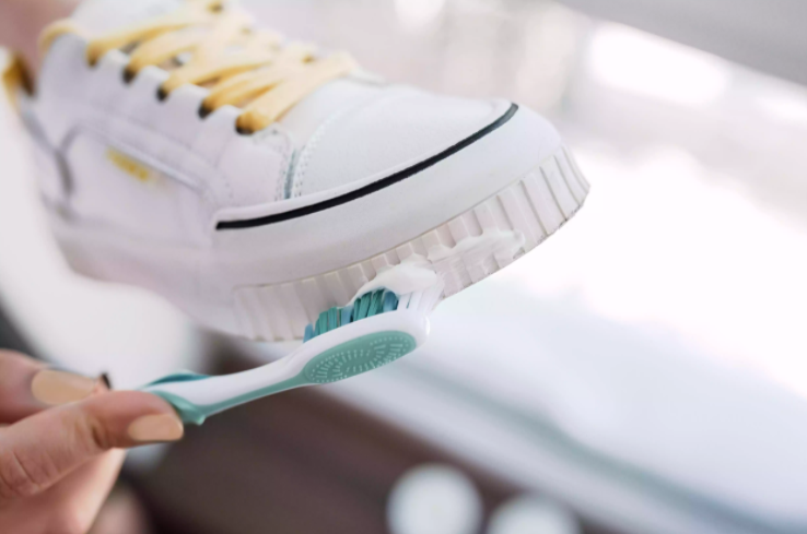Kem đánh răng giúp loại bỏ vết bẩn, vết cặn và vết xước nhẹ trên bề mặt giày có chất liệu da trơn, da bóng, giày phối nhựa vinyl. 