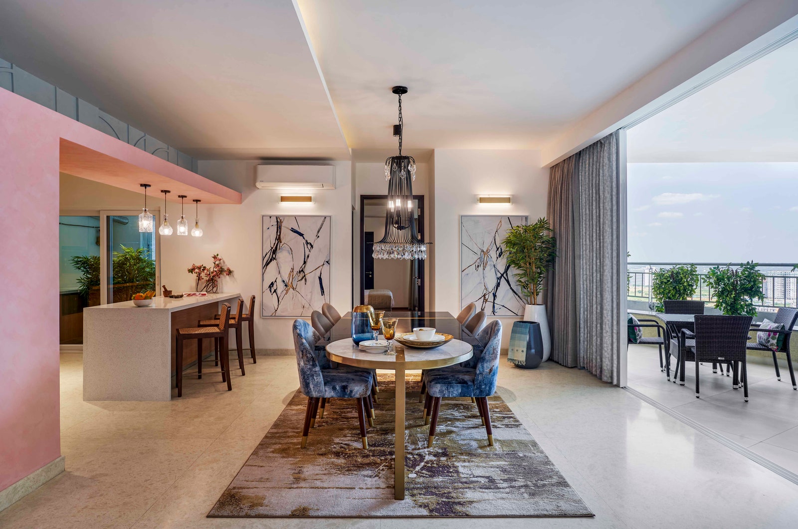 Căn hộ phong cách đương đại với gam màu xanh lam, hồng phấn cùng nội thất kiểu mái vòm tuyệt đẹp