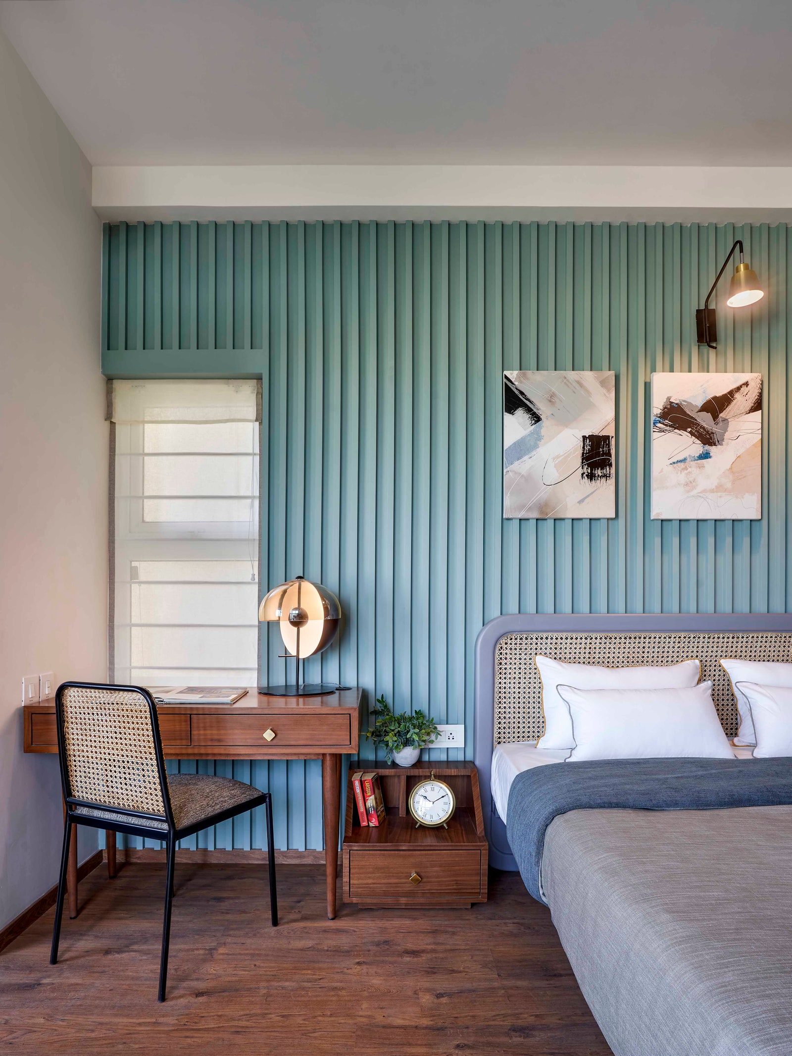 Một chiếc giường của thương hiệu Panache Home Flair trên nền tường ốp màu xanh pastel là điểm nhấn cho phòng ngủ chính của bố mẹ. 