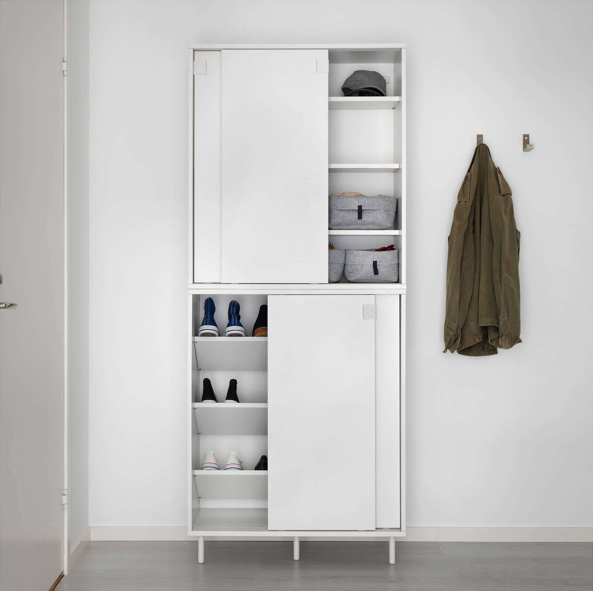 Chiếc tủ giày IKEA có thiết kế đơn giản nhưng cực kỳ tiện ích bởi giải pháp cửa trượt - lựa chọn hoàn hảo cho những không gian nhỏ.