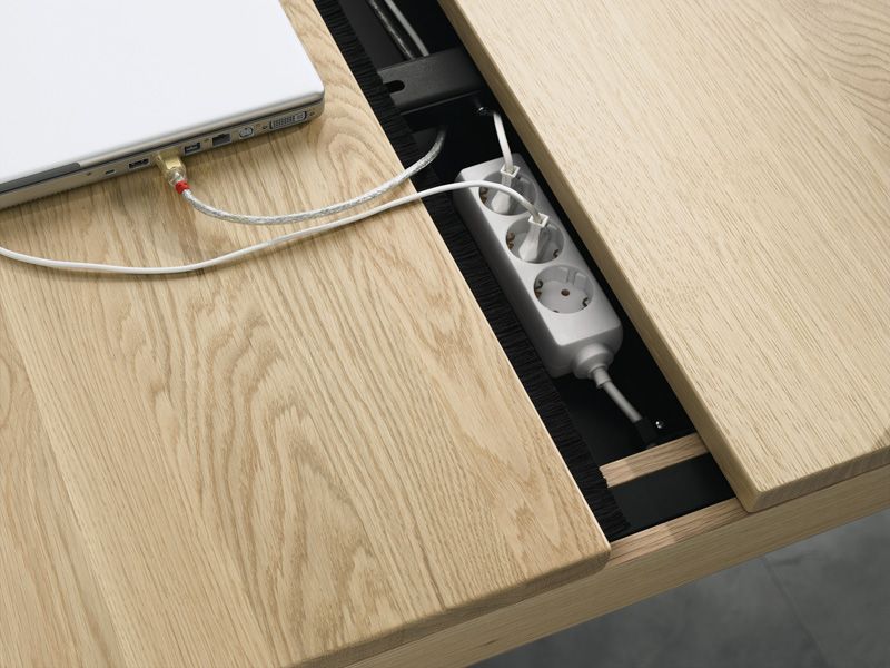 Chiếc bàn ứng dụng phong cách cửa trượt trong thiết kế nội thất để tạo nên một không gian lưu trữ ẩn.