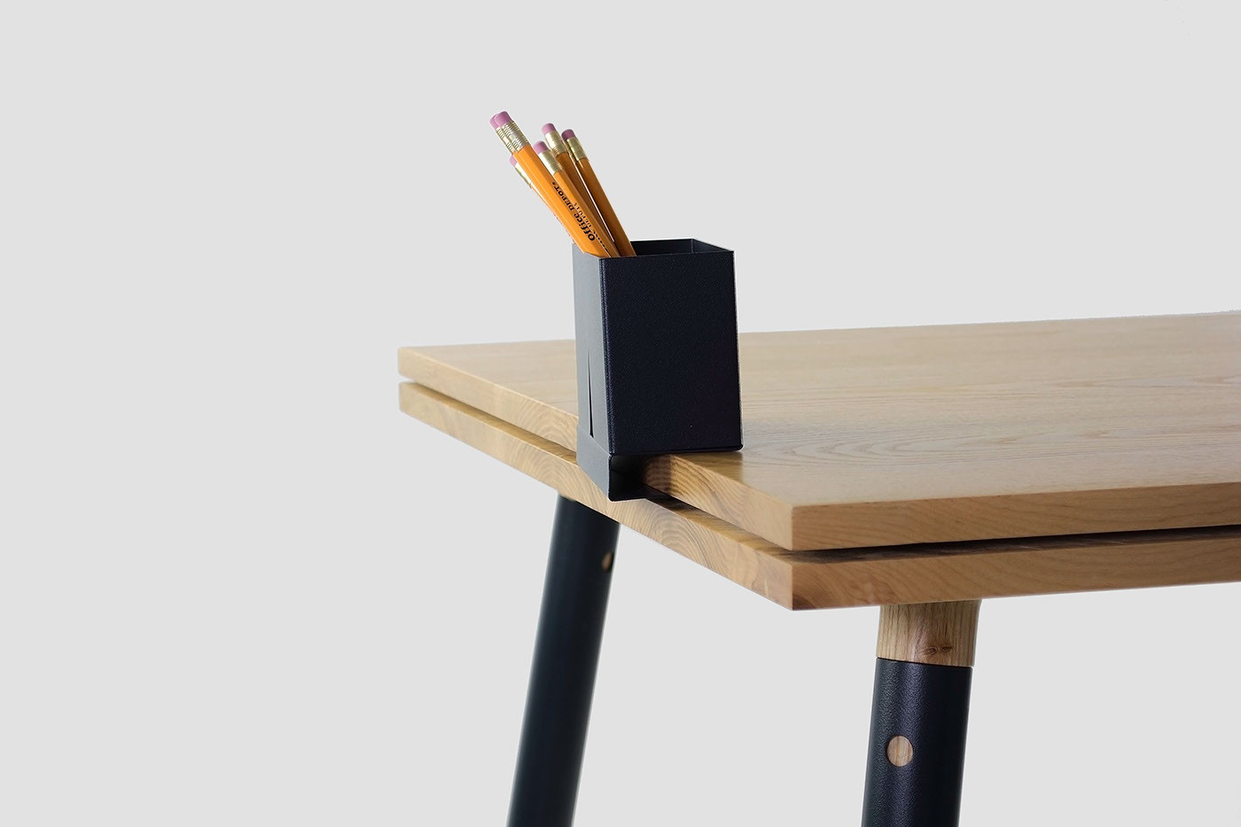 Chiếc bàn với phần mặt bàn có rãnh nhỏ chính giữa, tạo điều kiện cho chiếc hộp có thể được móc vào cố định.