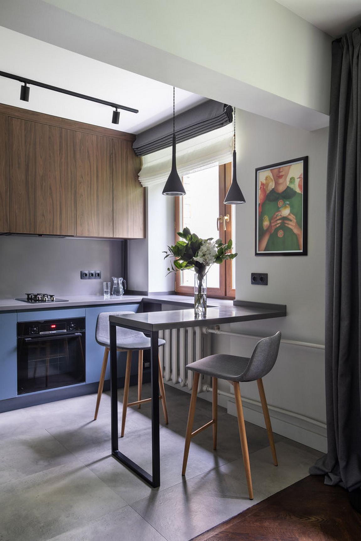 Phòng bếp kiểu chữ I gọn gàng và tạo lối đi thông thoáng. Sự tương phản giữa tủ bếp trên bằng gỗ tối màu và hệ tủ bếp dưới màu xanh lam càng thêm phần đẹp mắt.