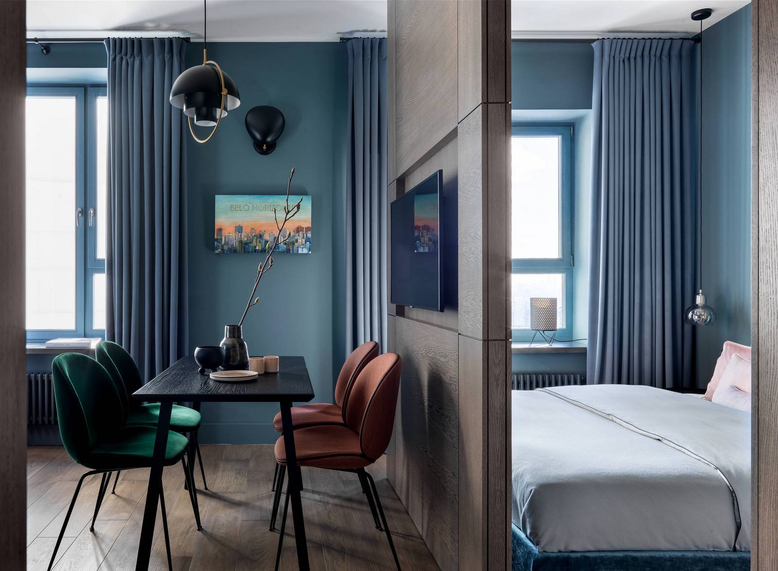 Căn hộ ấn tượng với sự kết hợp những gam màu tối cùng nội thất gỗ trên diện tích vỏn vẹn 36m²