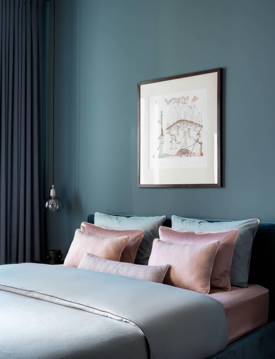 Phòng ngủ nhẹ nhàng, đồng nhất màu sơn tường với khu vực phòng khách, tuy nhiên có thêm sự phối hợp của những gam màu hồng phấn, xanh bạc hà, xanh lam để tạo vẻ trẻ trung. 
