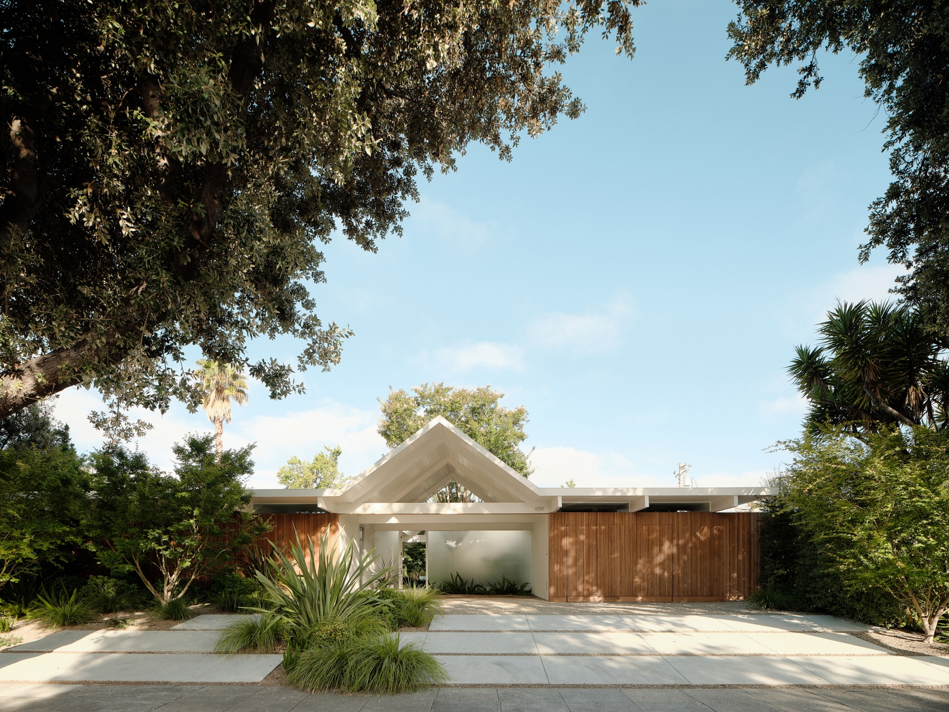 “White Twin Gable House” do đội ngũ của Ryan Leidner Architecture (trụ sở tại California, Hoa Kỳ) thiết kế. 