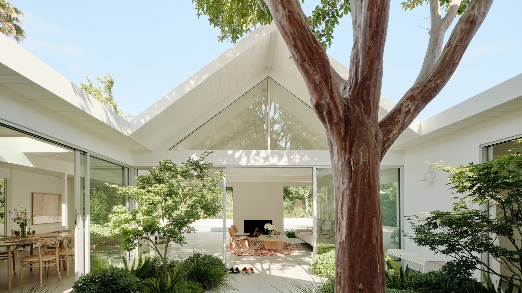 Ryan Leidner Architecture đã cập nhật lại không gian rộng 204m² với nội thất sử dụng gam màu trắng chủ đạo cùng giải pháp thiết kế mở.