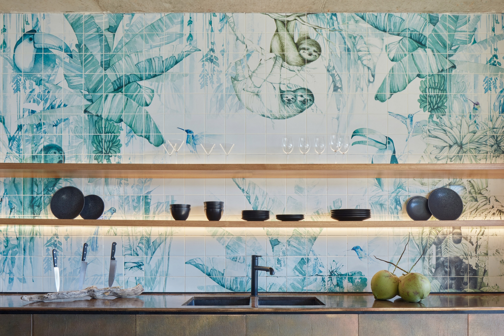 Tường gạch ở khu vực phòng bếp màu xanh thể hiện phong cảnh rừng rậm.