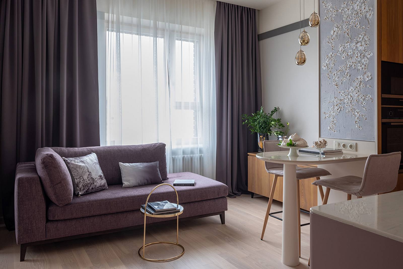 Căn hộ 33m² của cô gái trẻ với điểm nhấn từ sắc tím và cửa trượt kính mờ phân vùng phòng ngủ