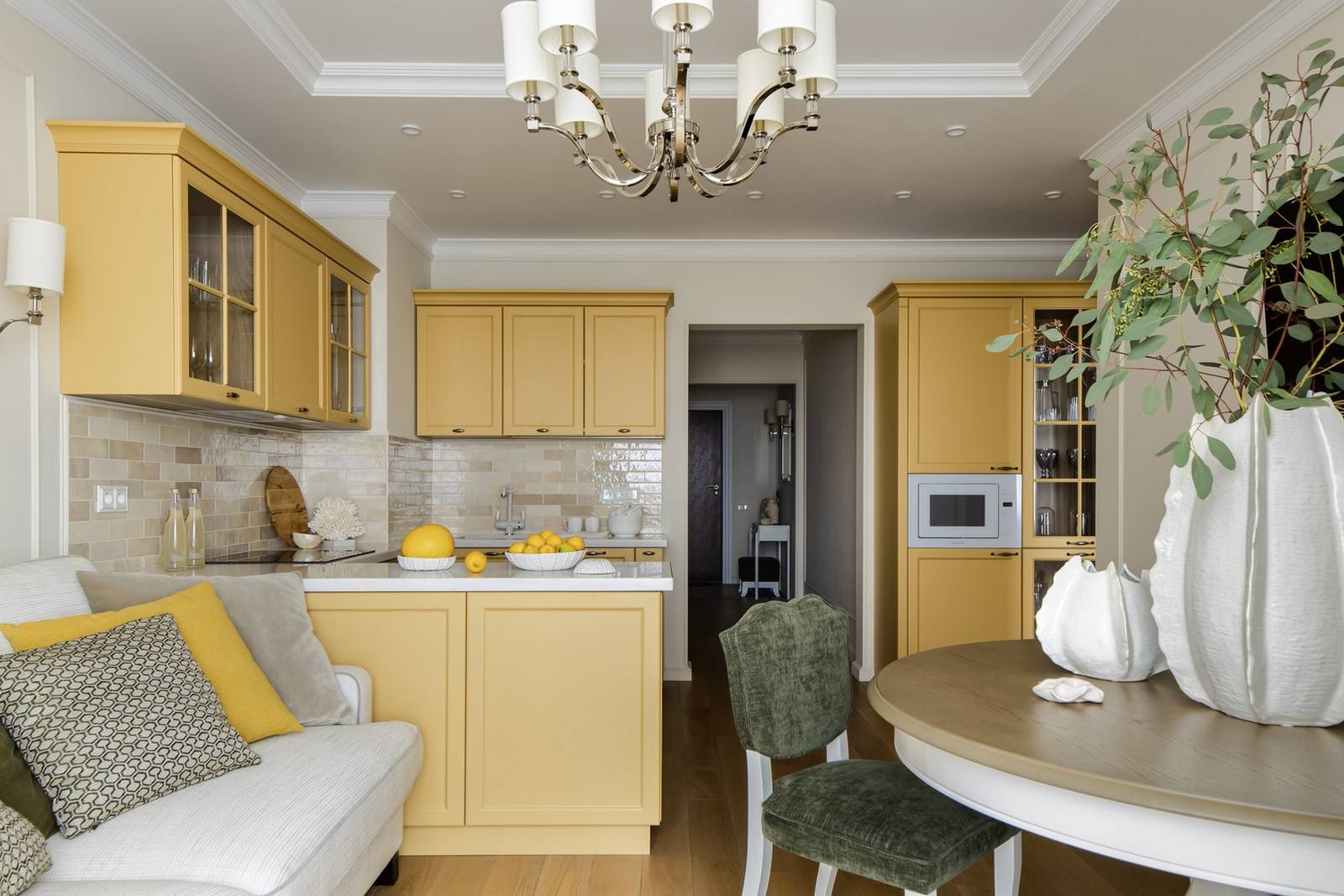 Vì căn hộ của cặp đôi có diện tích không quá rộng rãi, chỉ hơn 50m² nên nhà thiết kế nội thất quyết định chọn thiết kế mở cho khu vực phòng khách, phòng bếp và góc ăn uống nhỏ xinh.