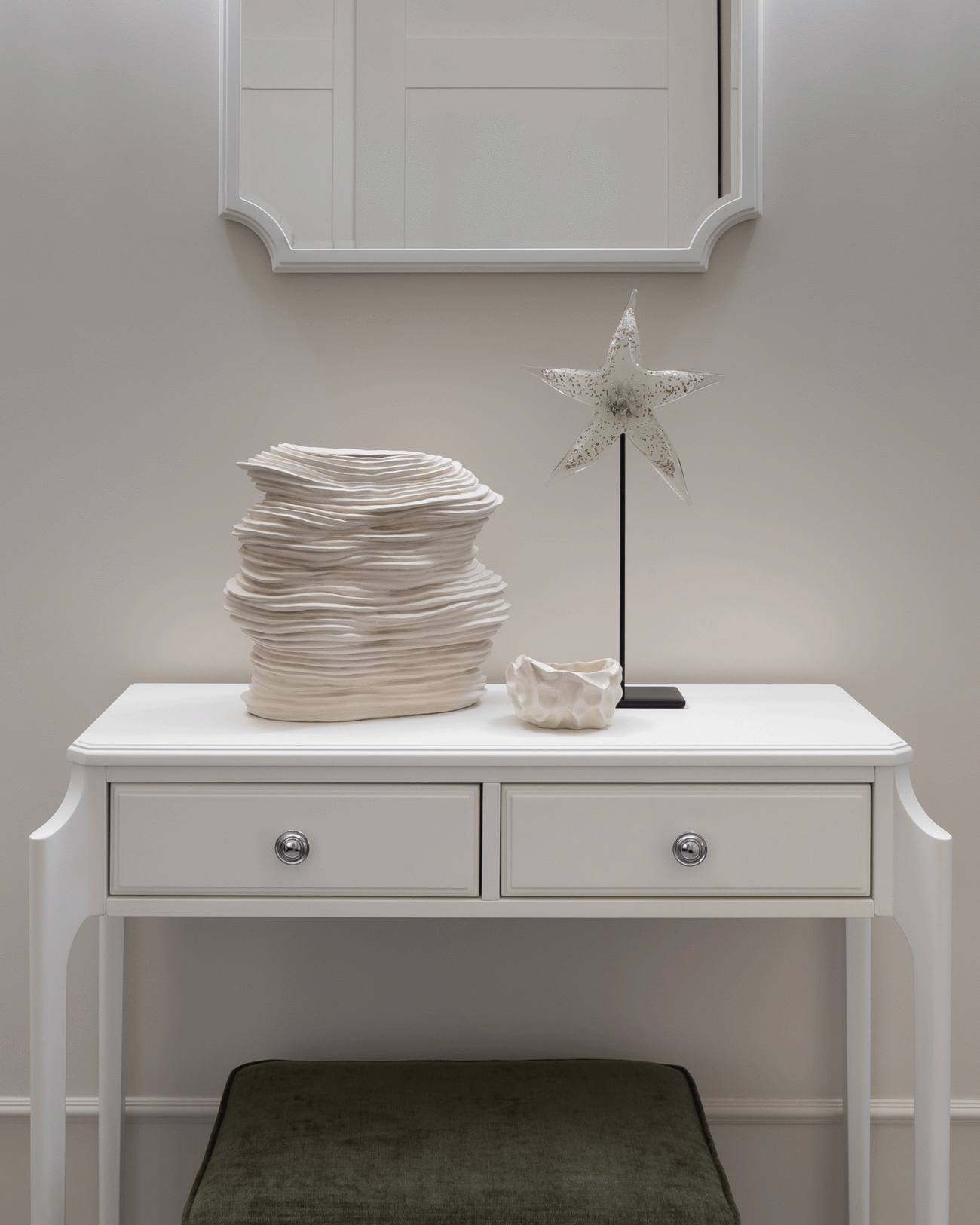 Khu vực lối vào nhà cũng được trang trí những món phụ kiện tương tự, xếp đặt trên chiếc tủ lưu trữ màu trắng cùng tấm gương phía trên cho cảm giác không gian rộng rãi hơn.
