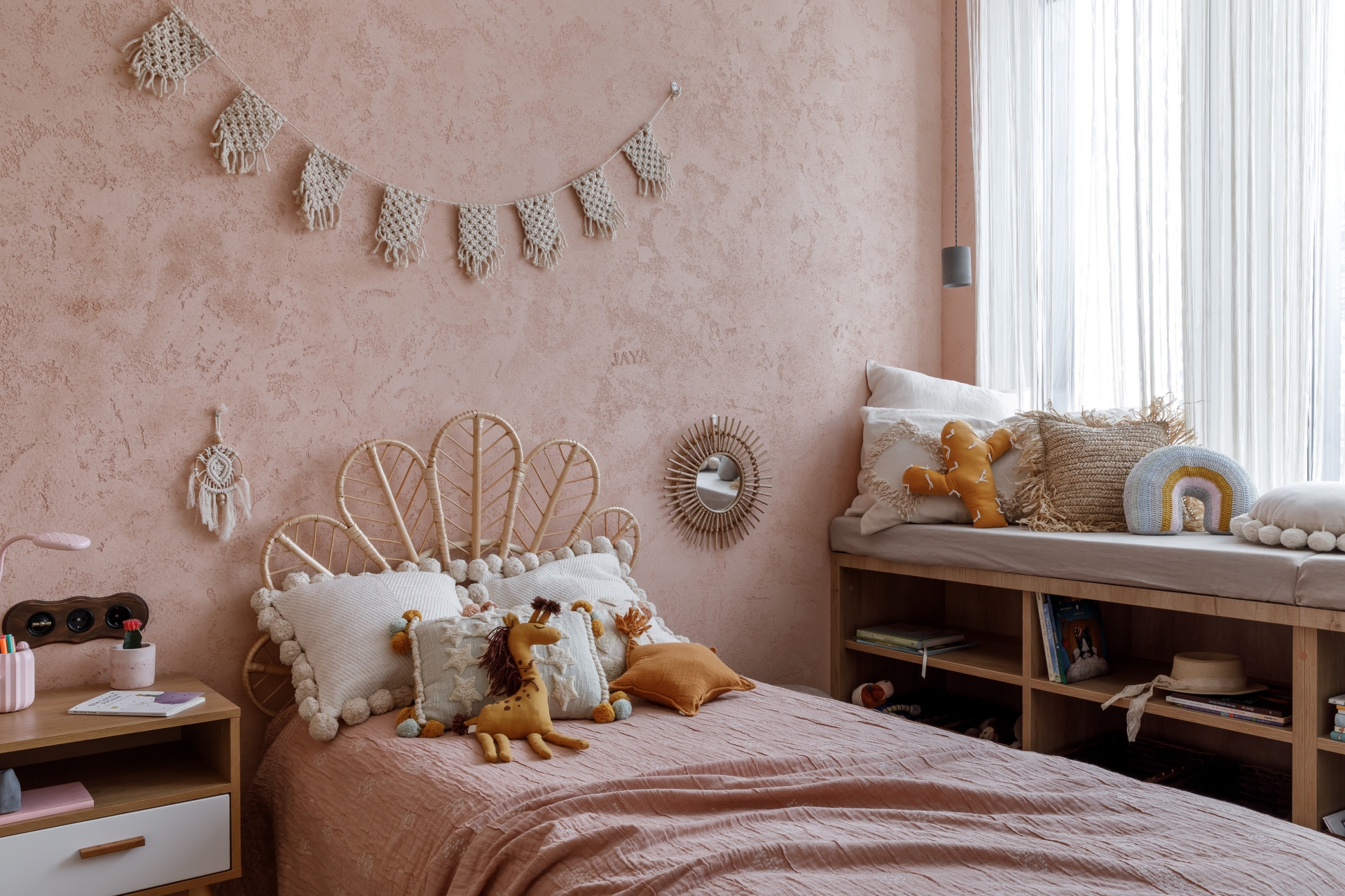 Riêng phòng ngủ của cô con gái được sử dụng gam màu hồng ngọt ngào với đầu giường hình đuôi chim công đẹp mắt.