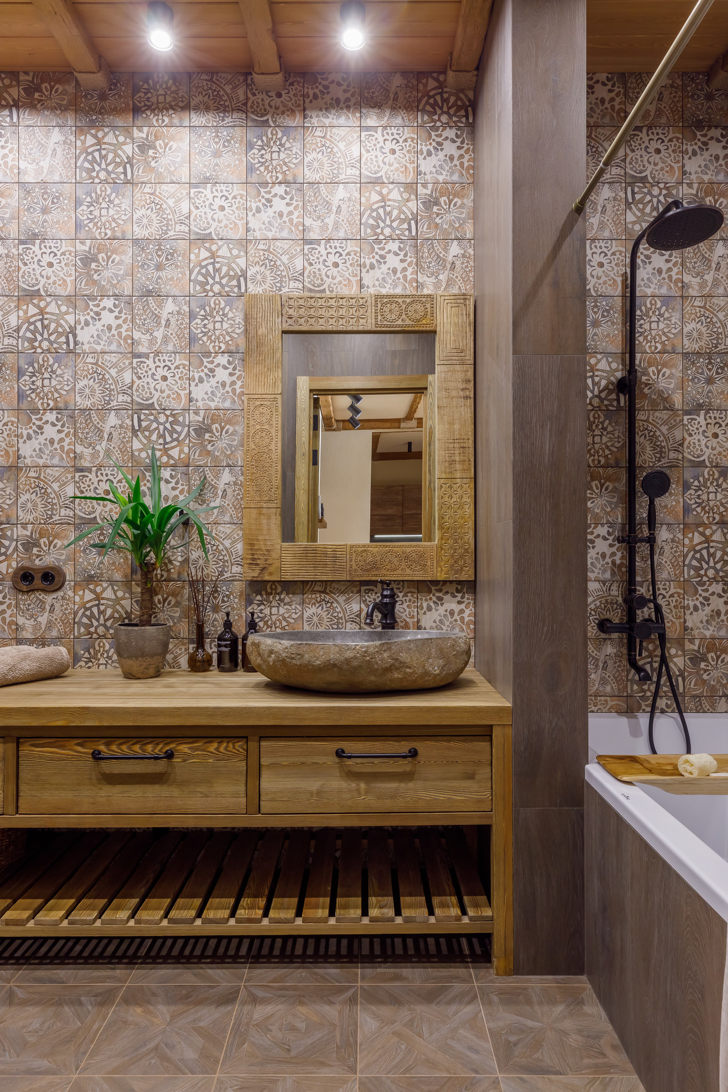 Hệ thống tủ lưu trữ, khung gương, nắp bồn toilet và nắp ở vị trí xả nước bằng gỗ tạo cái nhìn đồng nhất, bồn rửa bằng đá mang đến cảm giác gần gũi với thiên nhiên.