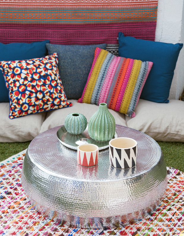 Phong cách Moroccan (Ma-rốc) sẽ tạo nên một phòng khách nhỏ thoáng đãng ngoài ban công với nội thất thấp sàn cùng hoa văn, họa tiết và sắc màu rực rỡ.