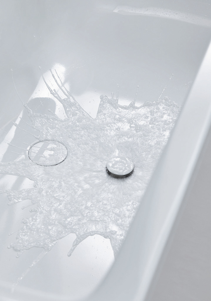 Hệ thống SilentFlow mới cho phép bồn tắm cung cấp nước từ bên dưới, giống như từ một nguồn ngầm vô hình, giúp giải quyết vấn đề nước bắn tung tóe ra sàn. 