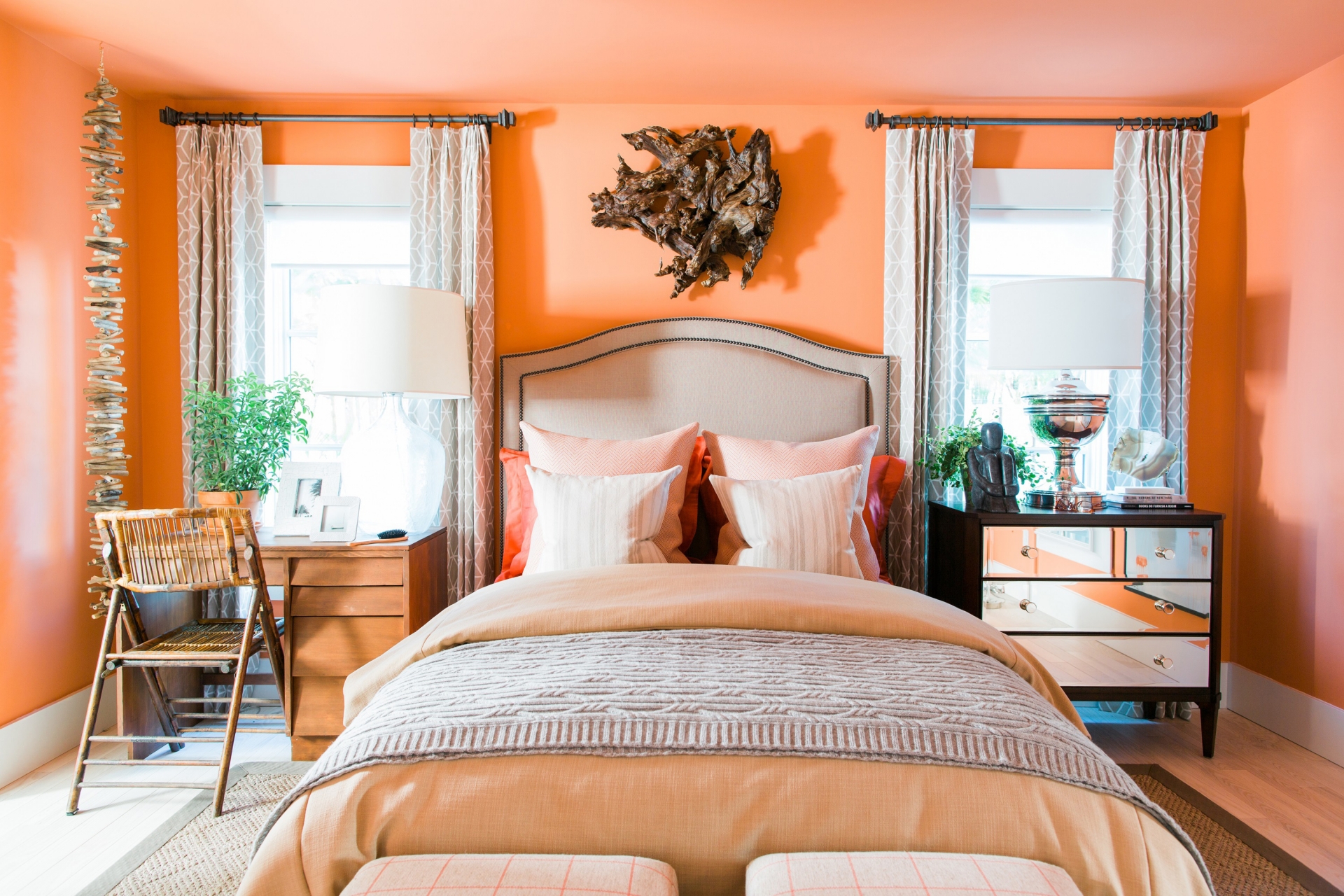 Phòng ngủ cần sự dịu êm nhưng sơn màu cam rực rỡ, chói mắt là sai lầm đáng phải sửa ngay lập tức.