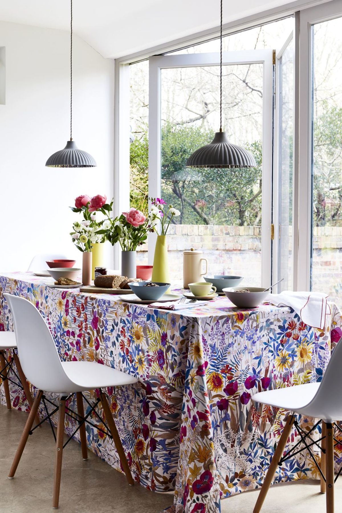 Hãy biến bàn ăn thành một tác phẩm nghệ thuật với tấm khăn đủ sắc màu, hoa văn hay họa tiết mà bạn yêu thích. 