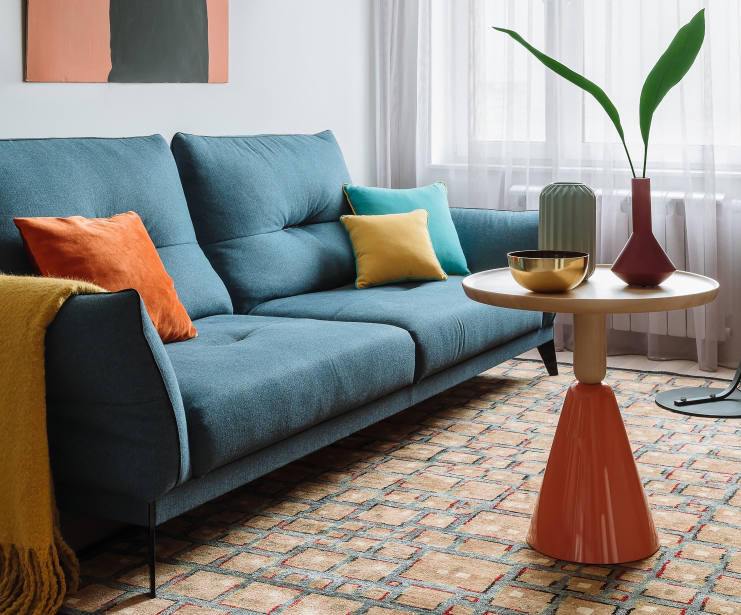 Bạn có thể nhanh chóng thay mới vải bọc ghế sofa và cả vỏ bọc những chiếc gối tựa trên đó bằng hoa văn và màu sắc nổi bật.