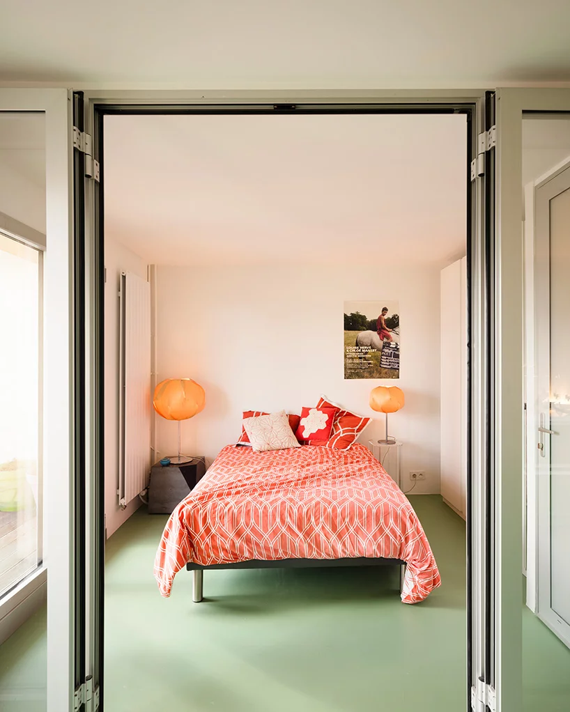 Gam màu hồng phấn dịu nhẹ cho tường kết hợp với sắc xanh bạc hà tạo cảm giác rộng rãi hơn cho phòng ngủ.