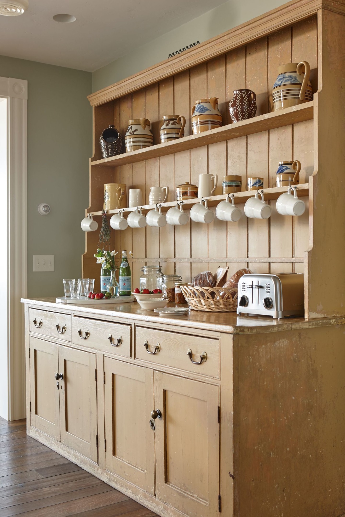 Tủ bếp gỗ thiết kế kết hợp cả tủ đóng kín và kệ mở cùng móc treo tiện ích.