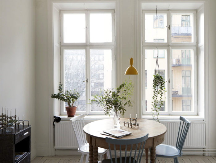 Vẻ đẹp của phong cách Scandinavian xứ Bắc Âu khiến nhiều người mê mẩn bởi sự nhẹ nhàng, thanh tao, nội thất 'vừa đủ' nhưng không vì thế mà tẻ nhạt. Chiếc bàn gỗ tròn, ghế sơn màu xanh lam - trắng tạo nên cảm giác đầm ấm, quây quần bên ô cửa.