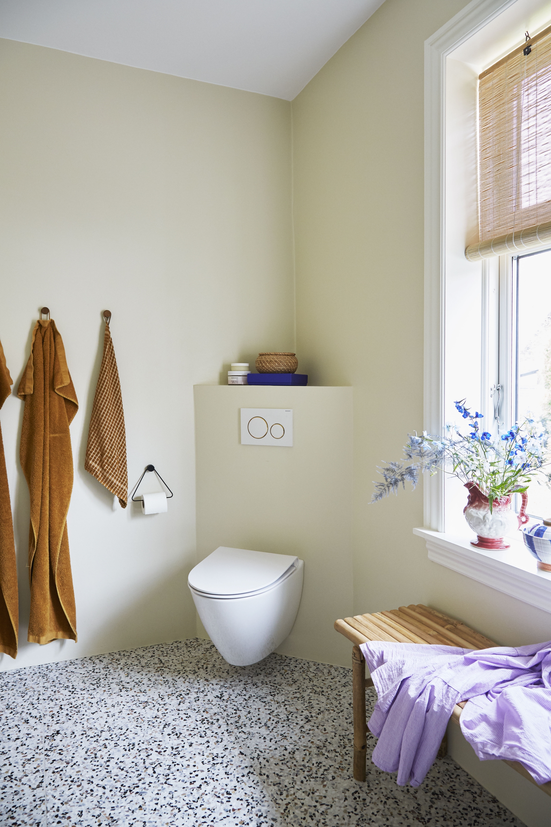 Nhà vệ sinh thiết lập đơn giản chỉ với một bồn toilet gắn tường nhỏ gọn lắp đặt ngay vị trí góc của 2 cạnh tường để tối ưu hóa không gian.