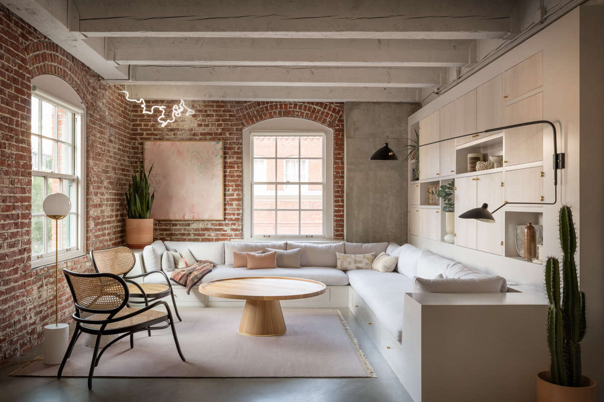 Sự kết hợp nhẹ nhàng giữa bảng màu hồng - xám tinh tế và kết cấu thô của gạch và bê tông đã tạo nên vẻ đẹp quyến rũ của căn hộ tại Portland (Hoa Kỳ).