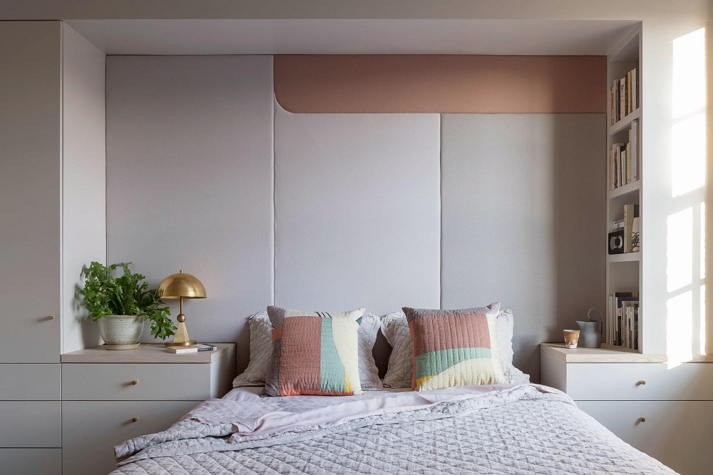 Tâm điểm của phòng ngủ là chiếc giường với phần đầu giường bọc nỉ do Jessica Helgerson thiết kế riêng cho nữ chủ nhân. 