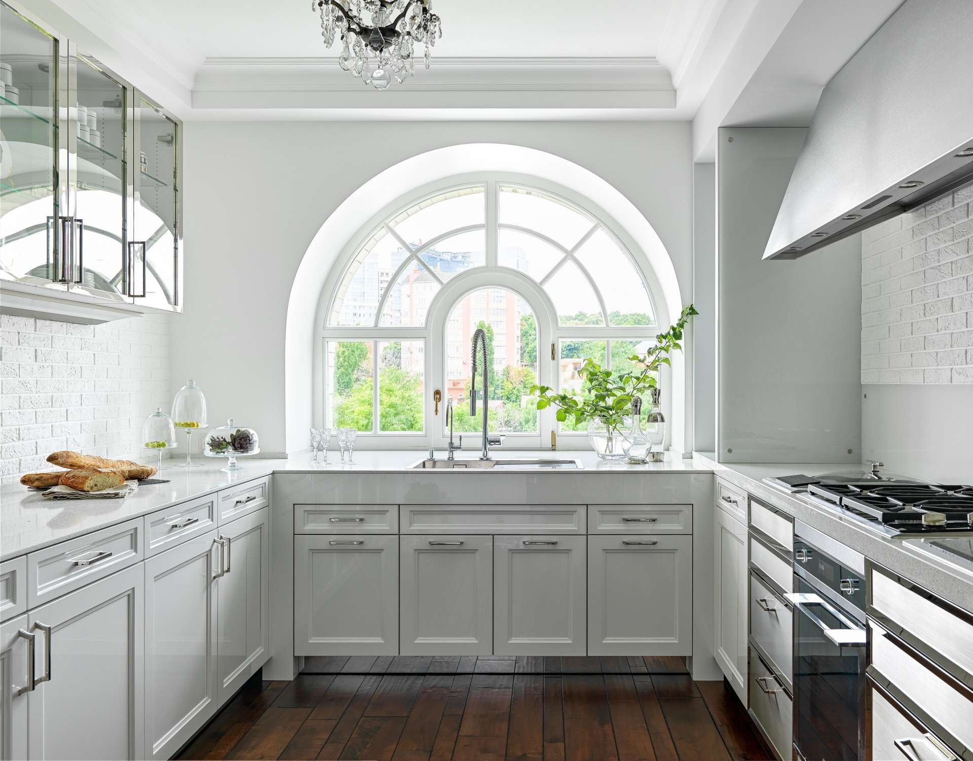 Phòng bếp được thiết kế kiểu chữ U, phù hợp với cấu trúc của những căn hộ diện tích rộng rãi, có không gian riêng cho khu vực nấu nướng. Ô cửa sổ kiểu dáng mái vòm cổ điển, trang thiết bị tiện nghi và hiện đại.