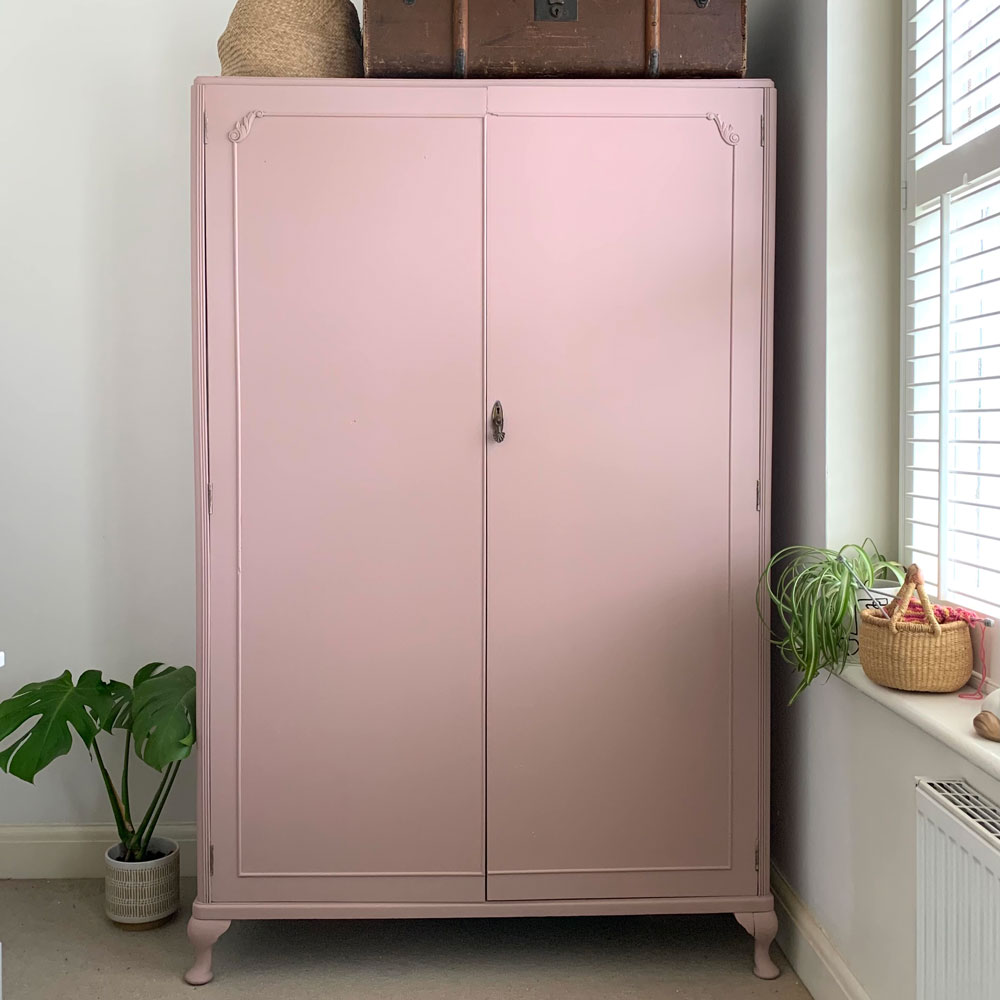 Chủ nhân của chiếc tủ lưu trữ này chỉ chọn duy nhất một màu sơn hồng phấn để làm nó mới mẻ hơn.