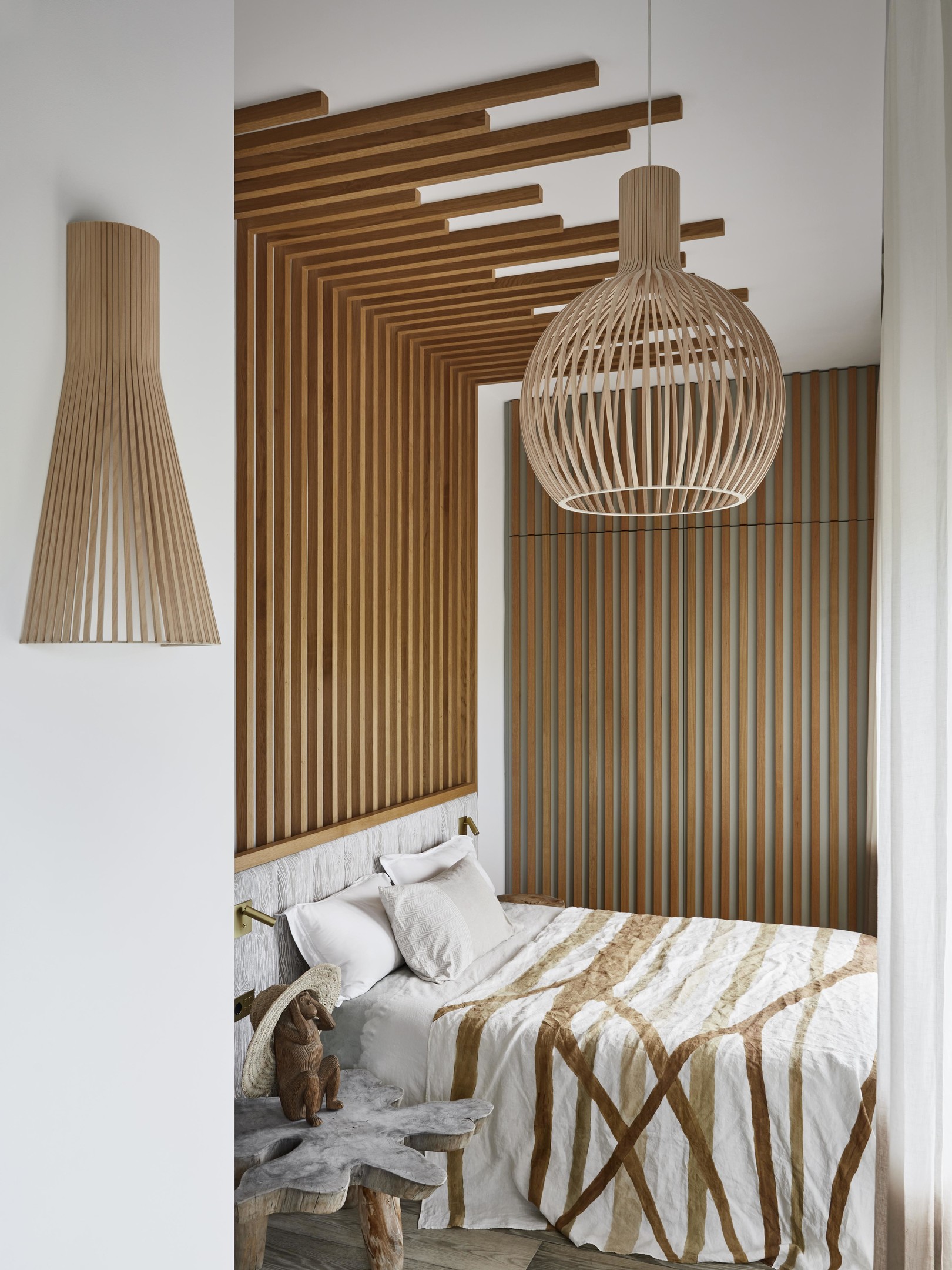 Lam gỗ xuất hiện để ốp trần và 2 mặt tường, kết hợp đèn thả trần và đèn ngủ cũng bằng chất liệu gỗ mộc mạc.