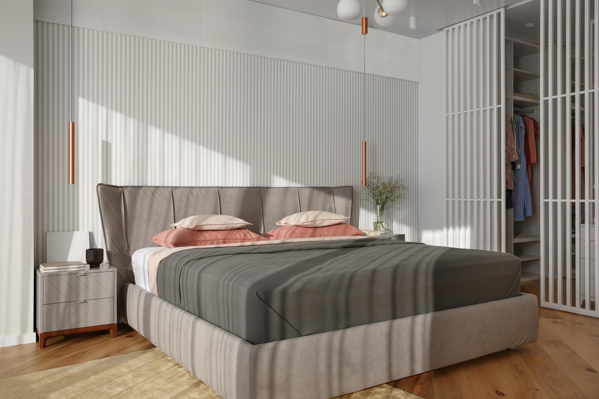 Vách ngăn gỗ sơn màu trắng được sử dụng để phân vùng giường ngủ với khu vực phòng thay quần áo. 
