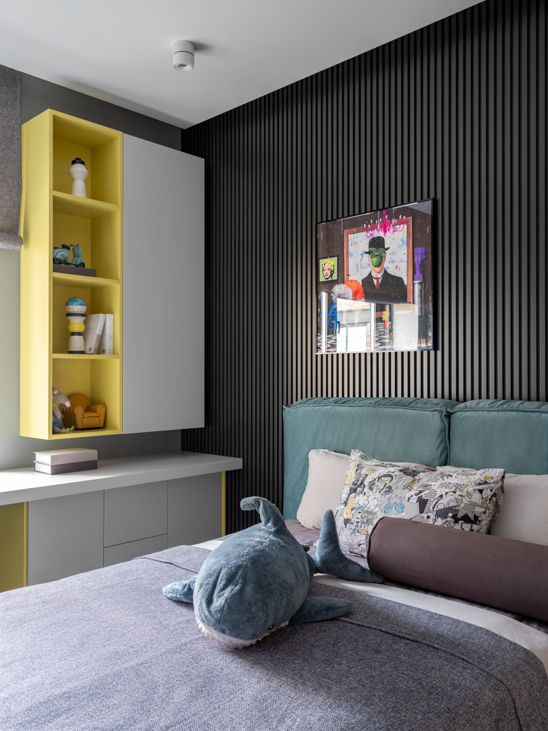 Nếu bạn muốn trải nghiệm phong cách trang trí độc đáo về màu sắc, hãy thử chọn lam gỗ màu đen tuyền như căn hộ này.