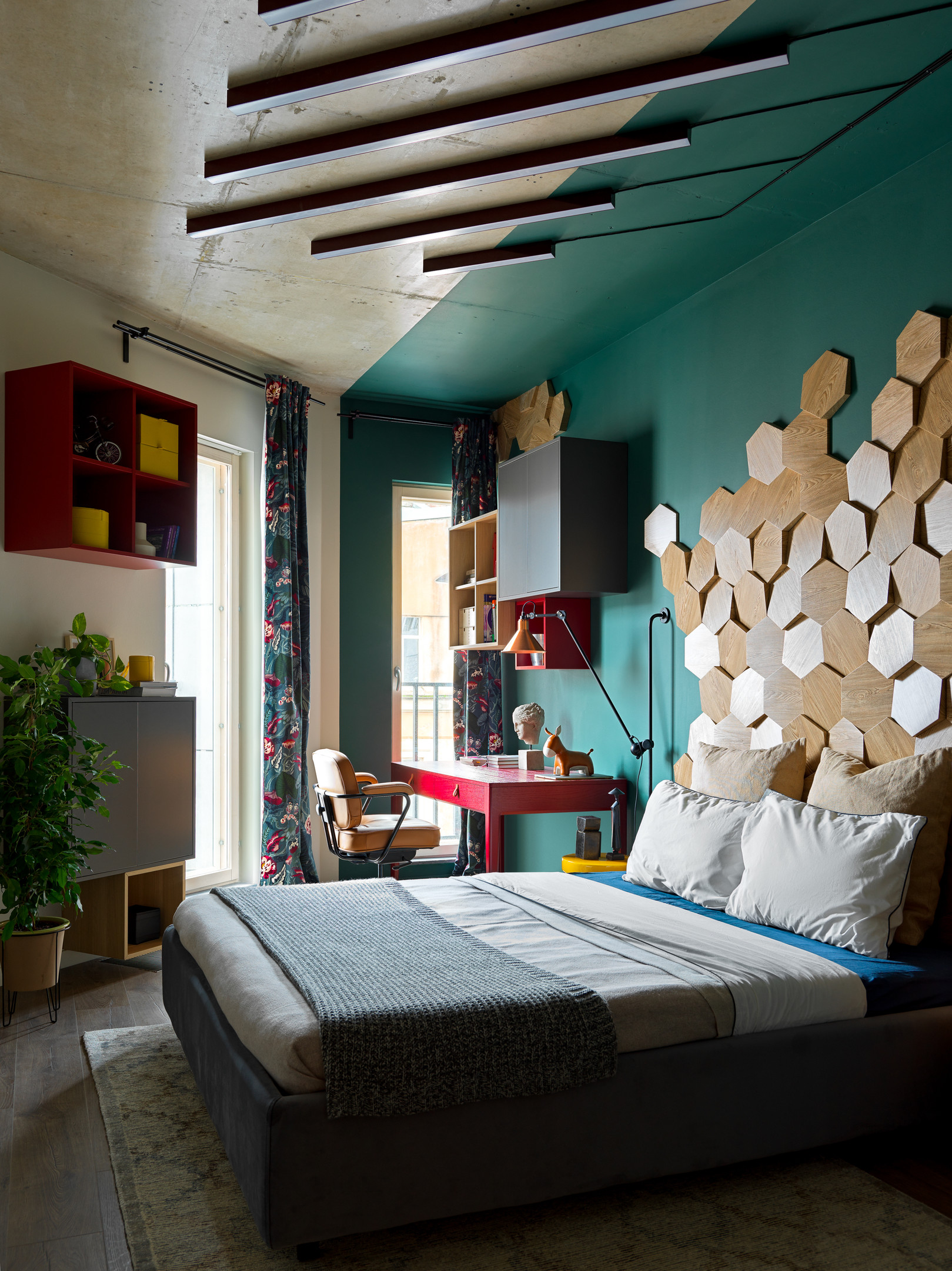 Phòng ngủ chính thiết kế độc đáo, đúng chất của phong cách chiết trung với nền tường màu xanh ngọc lục bảo, kệ mở và tủ kín kết hợp cùng nhau để tối ưu hóa không gian lưu trữ trên tường, và dĩ nhiên cũng không thiếu được sắc xanh cây cảnh.