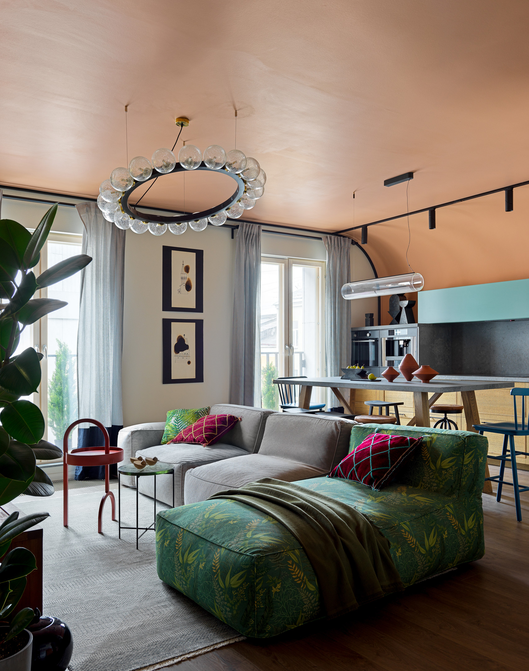 Phòng khách mở giúp không gian thêm rộng thoáng, ghế sofa không khung mềm mại, một góc thiết kế như chiếc giường đơn với vải bọc họa tiết nhiệt đới tươi xanh.