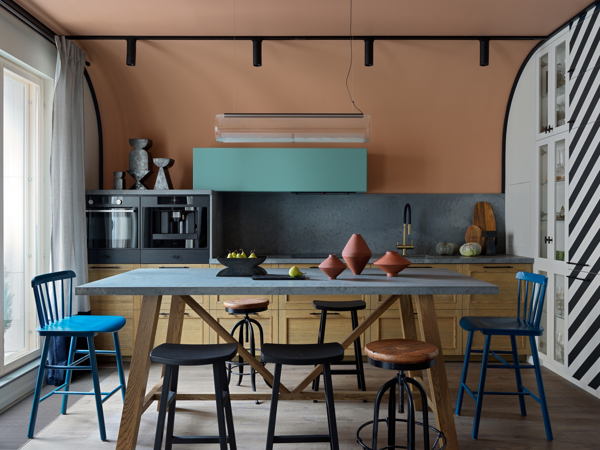 Phòng khách, bếp và khu vực ăn uống được thiết kế mở, kết hợp với bếp chữ I càng thêm tiết kiệm không gian. Căn bếp tiện nghi với thiết bị hiện đại, bố trí gọn gàng, sắc màu như chia thành từng bố cục: Hồng - xanh - xám - màu gỗ tự nhiên.